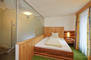 Łóżko lub łóżka w pokoju w obiekcie Hotel Gundolf