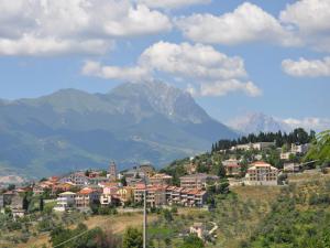 a town on a hill with a mountain in the background at Casa Dona' Penne in Penne
