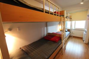 een slaapkamer met 2 stapelbedden in een kamer bij B My Guesthouse in Seoul