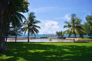 een uitzicht op een strand met palmbomen en de oceaan bij Sanghyang Indah Spa Resort in Anyer