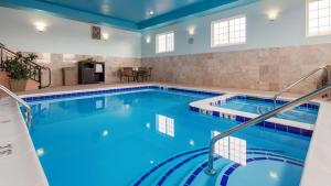 uma grande piscina interior com água azul num edifício em Best Western Plus Wakeeney Inn & Suites em WaKeeney