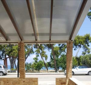 a pavilion with a view of a parking lot at Ενοικιαζόμενα Δωμάτια Πιτσαδιώτη in Kiaton