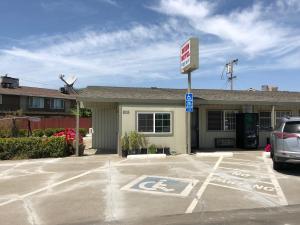 un estacionamiento para minusválidos frente a una gasolinera en Dixon Motel, en Dixon