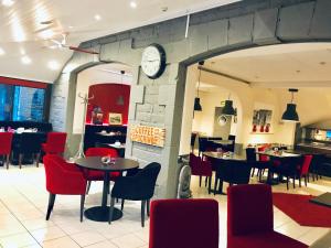 A restaurant or other place to eat at Contact Hôtel de Matignon