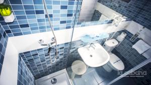 ペニスコラにあるLa Cabañaの青いタイル張りのバスルーム(トイレ、シンク付)