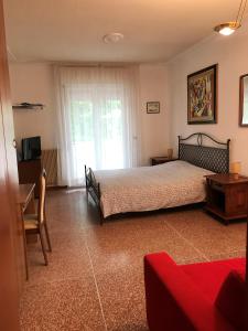 A bed or beds in a room at Pensione Imperia
