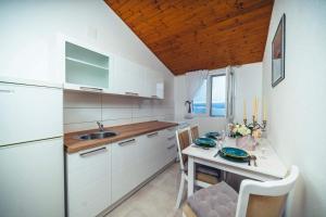 Kuchyň nebo kuchyňský kout v ubytování Apartments Juric