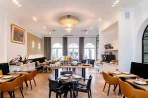 a restaurant with tables and chairs and a bar at Hotel Rubens-Grote Markt in Antwerp