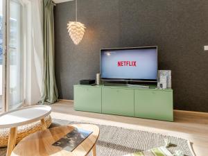 Televízia a/alebo spoločenská miestnosť v ubytovaní Apartament FOREST SurfingBird Kołobrzeg