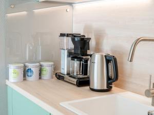 Príslušenstvo na prípravu kávy alebo čaju v ubytovaní Apartament FOREST SurfingBird Kołobrzeg