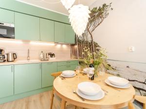 Kuchyňa alebo kuchynka v ubytovaní Apartament FOREST SurfingBird Kołobrzeg