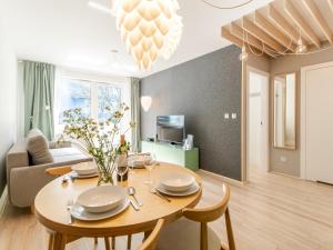 Televízia a/alebo spoločenská miestnosť v ubytovaní Apartament FOREST SurfingBird Kołobrzeg