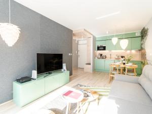 Televízia a/alebo spoločenská miestnosť v ubytovaní Apartament FOREST SurfingBird Kołobrzeg