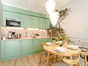 Kuchyňa alebo kuchynka v ubytovaní Apartament FOREST SurfingBird Kołobrzeg