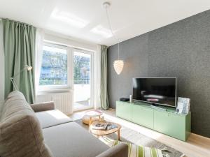 Televízia a/alebo spoločenská miestnosť v ubytovaní Apartament FOREST SurfingBird Kołobrzeg