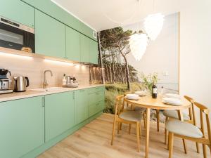 Kuchyňa alebo kuchynka v ubytovaní Apartament FOREST SurfingBird Kołobrzeg