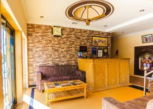 een woonkamer met een bank en een tafel bij Hotel Imperial in Jaisalmer
