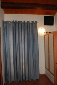 TV a/nebo společenská místnost v ubytování Il Rustico + 37 fotografií