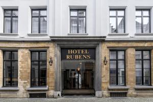 un hotel con un cartel que lee a los jinetes del hotel en Hotel Rubens-Grote Markt en Amberes