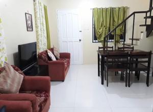 Hillview Apt w/ Pool Access - Free Wifi 휴식 공간