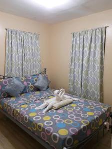 Hillview Apt w/ Pool Access - Free Wifi 객실 침대