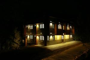 ein Gebäude in der Nacht mit Licht im Dunkeln in der Unterkunft Dakshin Ghats in Tariyod