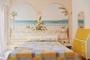 Schlafzimmer mit einem Bett und Meerblick in der Unterkunft Hotel Marconi in Cattolica