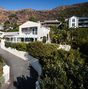 an aerial view of a white house with bushes at Dolphin Cottage in Simonʼs Town