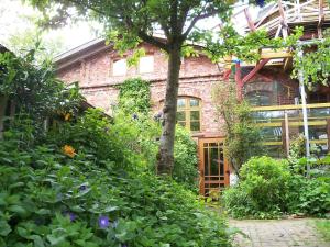 une maison en briques avec un jardin en face de celle-ci dans l'établissement Windmühle an der Nordsee in der Nähe Büsum, à Epenwöhrden