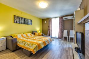 sypialnia z łóżkiem i telewizorem z płaskim ekranem w obiekcie Apartments Ema, Mali Lošinj w miejscowości Mali Lošinj