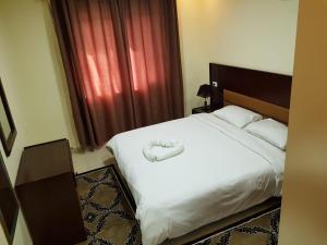 Un pat sau paturi într-o cameră la Robou Al Sharq