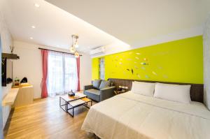 墾丁的住宿－安尼赫時尚旅店 Anich Fashion Inn，一间卧室设有一张床和绿色的墙壁