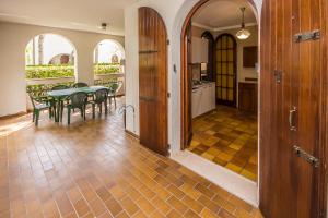 een keuken en eetkamer met een tafel en stoelen bij Villa Arketa in Lignano Sabbiadoro