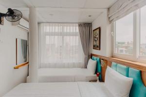 Postel nebo postele na pokoji v ubytování Hanoi Asia Hotel