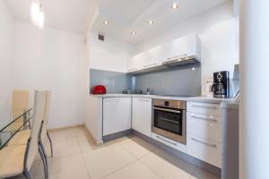 Kuchyňa alebo kuchynka v ubytovaní Apartamenty Sun & Snow Światowida
