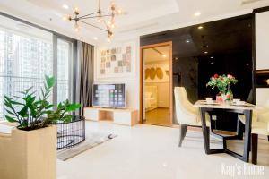 - un salon avec une table et une chaise dans l'établissement Vinhomes Premium Apartment, à Hô-Chi-Minh-Ville