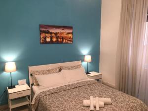 una camera blu con un letto con due lampade di amoRaRoma, economy guest house with shared bathrooms a Roma