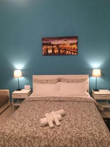 una camera da letto con un grande letto con due asciugamani di amoRaRoma, economy guest house with shared bathrooms a Roma