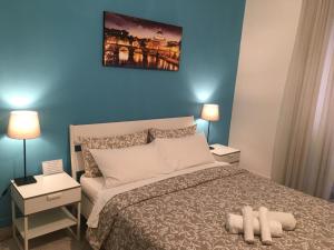 una camera con un letto con due comodini e due lampade di amoRaRoma, economy guest house with shared bathrooms a Roma
