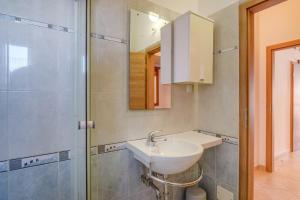 Ένα μπάνιο στο Apartments Leonarda, Mali Lošinj +17 φωτογραφίες