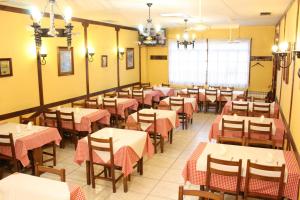 a dining room filled with tables and chairs at Hotel El Haya in Ontón