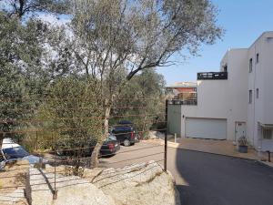 une maison avec une voiture garée sur un parking dans l'établissement APPARTEMENT TERRASSE CITA DI SALI PORTO VECCHIO, à Porto-Vecchio