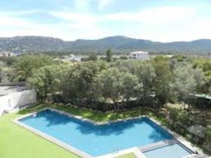 - une vue sur la piscine dans la cour dans l'établissement APPARTEMENT TERRASSE CITA DI SALI PORTO VECCHIO, à Porto-Vecchio