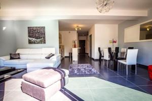 un salon avec un canapé et une table dans l'établissement APPARTEMENT TERRASSE CITA DI SALI PORTO VECCHIO, à Porto-Vecchio