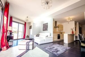 un salon avec un canapé blanc et une cuisine dans l'établissement APPARTEMENT TERRASSE CITA DI SALI PORTO VECCHIO, à Porto-Vecchio 27 autres photos