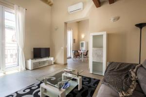 - un salon avec un canapé et une table dans l'établissement Santa Cecilia Apartments by Wonderful Italy, à Palerme
