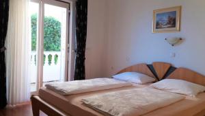 A bed or beds in a room at Guest House Lucija