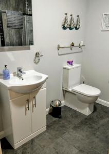 A bathroom at An-Sealgair Bed & Breakfast 