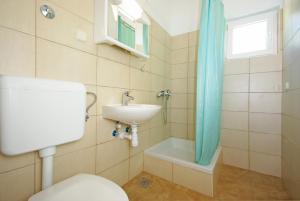 Kylpyhuone majoituspaikassa Apartmani Maslina