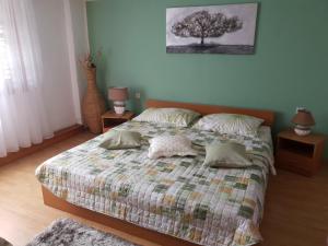 Łóżko lub łóżka w pokoju w obiekcie Tiho i Slađana apartments